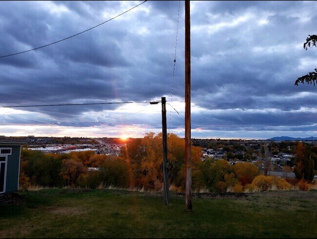 Building Photo - Beautifully updated townhouse with shop / 40'x25' garage / 12' automatic garage door