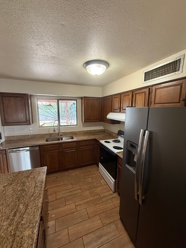 Building Photo - HOUSE FORE RENT