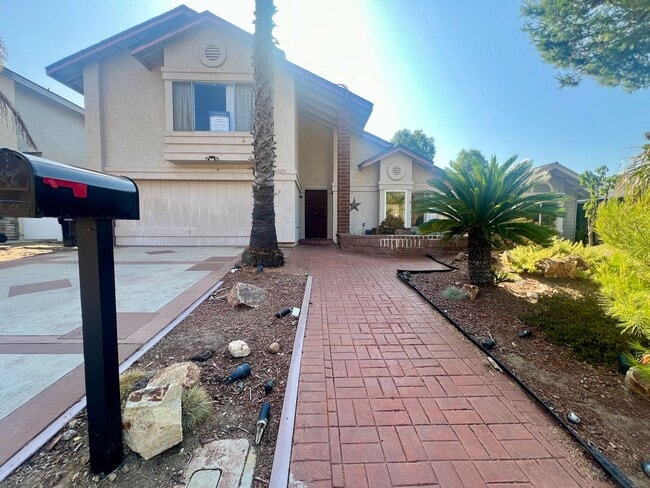Building Photo - Spacious 4BD/2.5Bth Home in Rancho Penasqu...