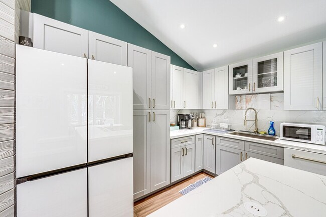 Building Photo - 129 Arctic Ave