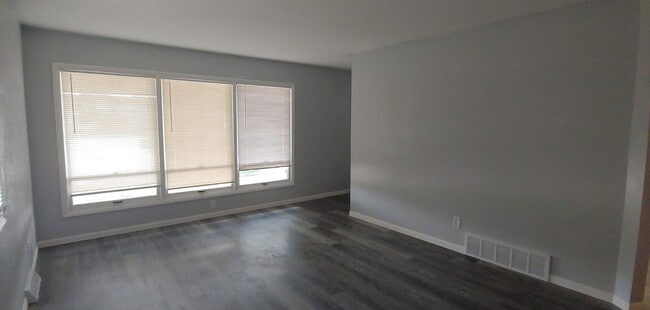 Building Photo - 8632 Broadway Dr