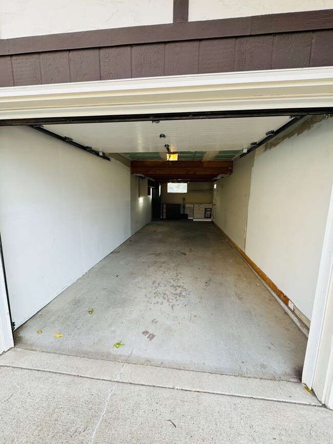 Building Photo - Cozy home 2 Bed 1 Bath