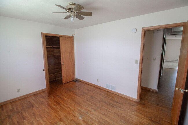 Building Photo - 1303 E Smiley Ln