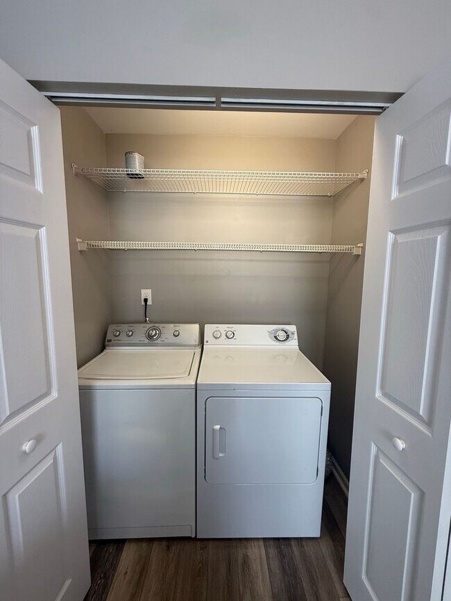 Building Photo - Newly Updated Ranch-Style Condo