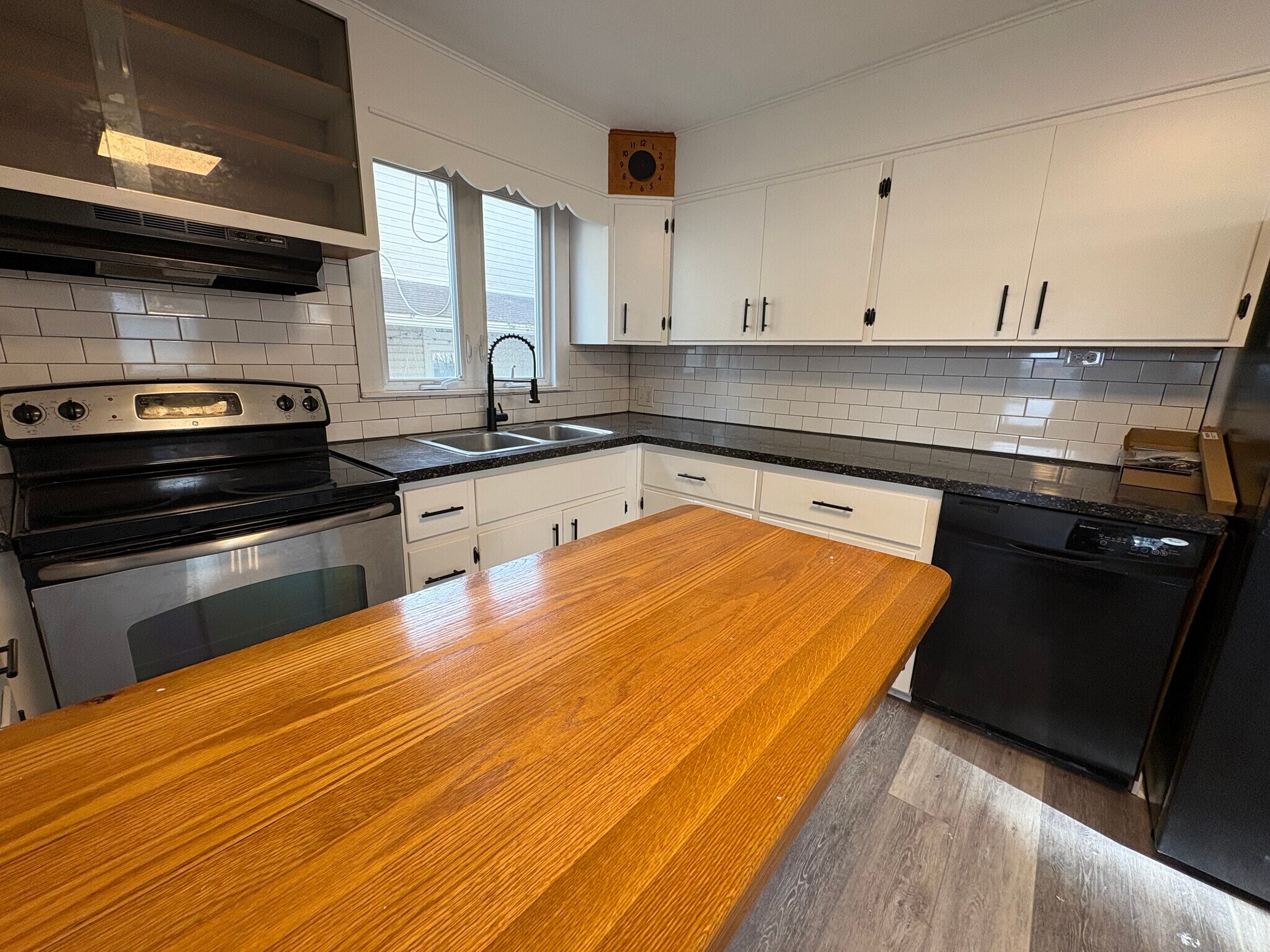 Kitchen with island and breakfast nook - 318 N 4th St
