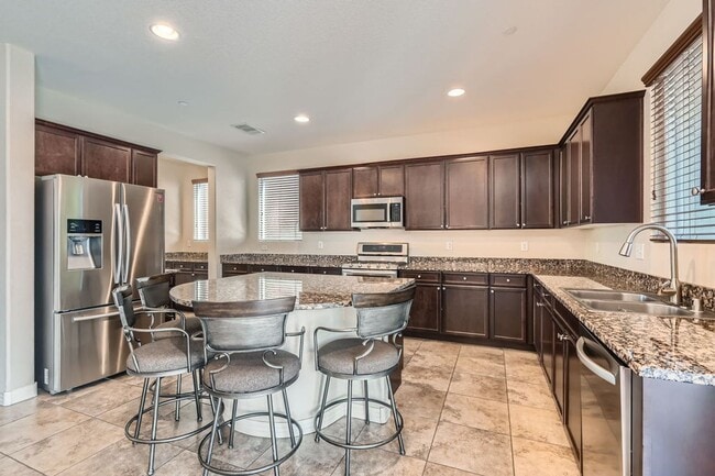 Building Photo - Dont Miss This Gorgeous 4 bed 3 bath plus Loft!
