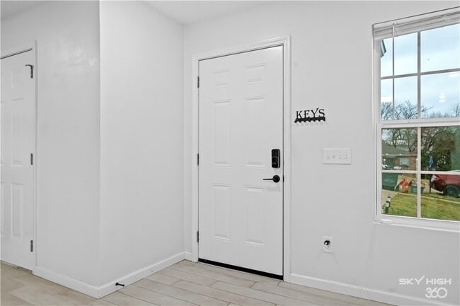Building Photo - 731 Erika Ave
