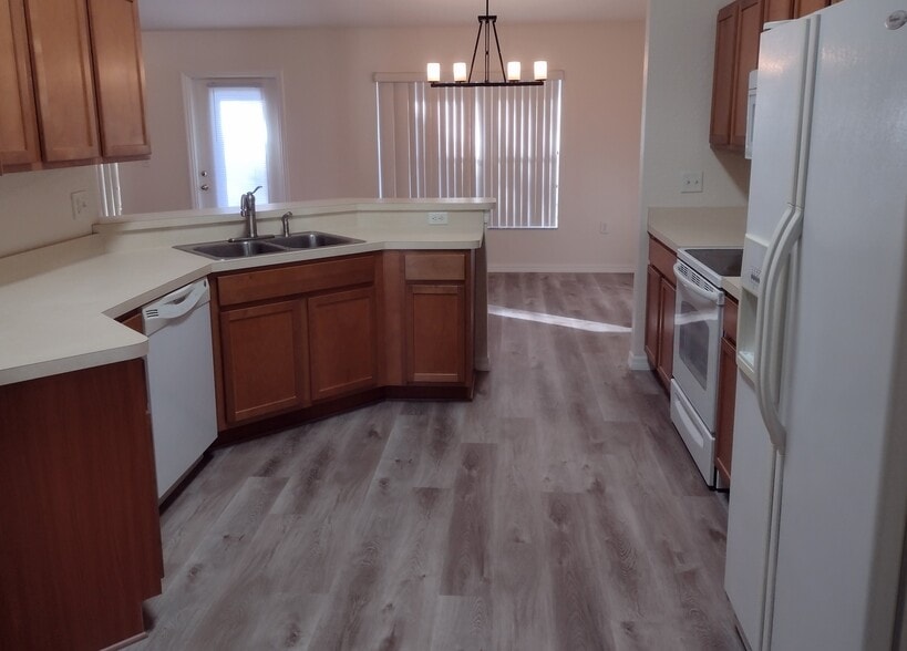 Building Photo - 1223 Persian Ave