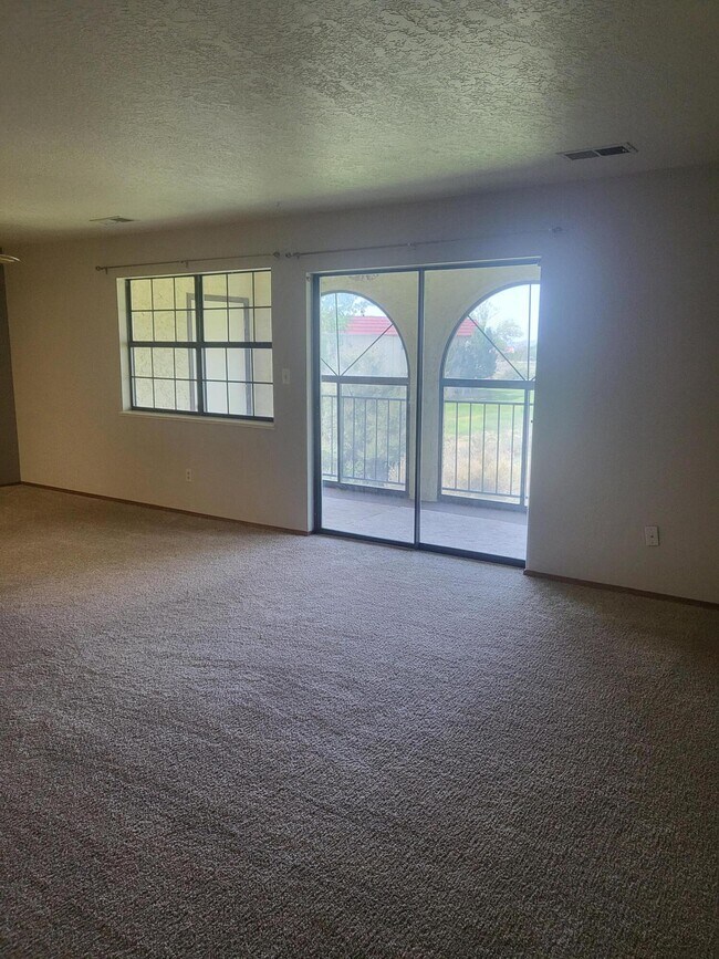 Building Photo - 831 Country Club Dr SE