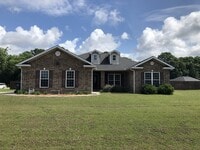 Building Photo - Spacious and Charming 3-Bedroom Home - Ludowici, GA