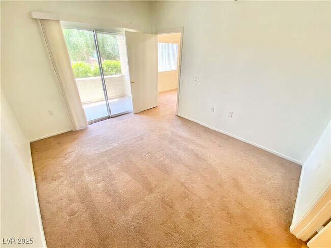 Building Photo - 3400 Cabana Dr