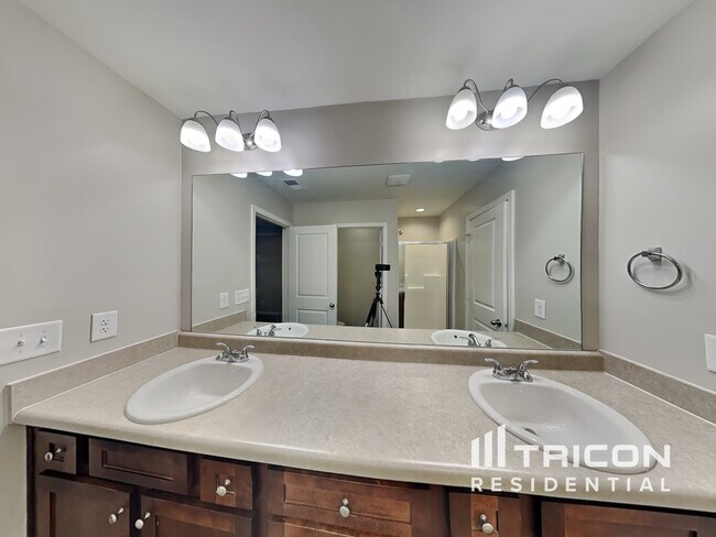 Building Photo - 5175 Howell Ct