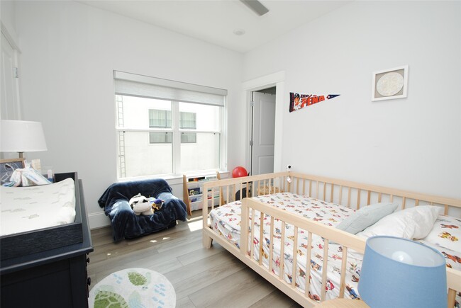 Building Photo - 1270 N Post Oak Rd