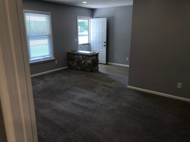 Building Photo - 1240 Crestview Dr
