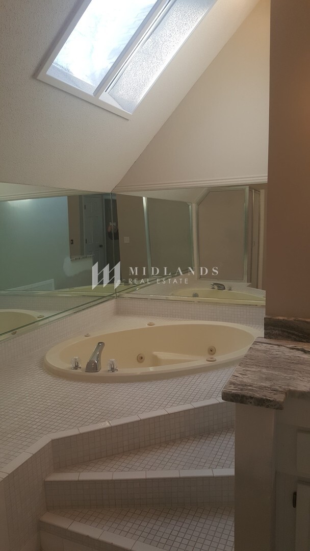 Building Photo - Stunning Updated Rockbrook Home