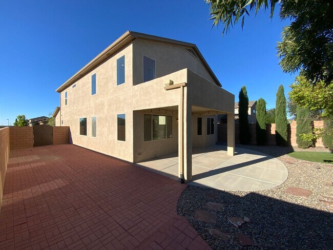 Building Photo - 4 Bedroom Home Available Near Golf Course ...
