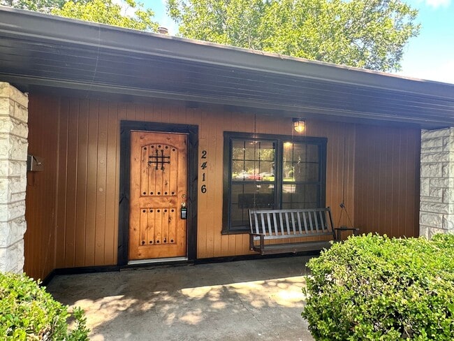 Building Photo - Charming 3 Bed 2 Bath Home with Bonus Den and Detached Garage