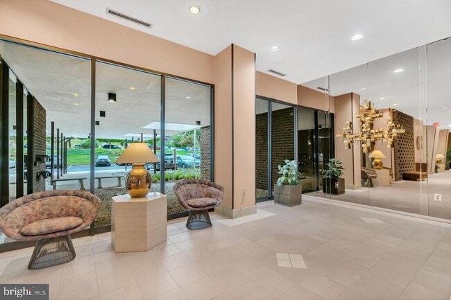 Building Photo - 250 S Reynolds St