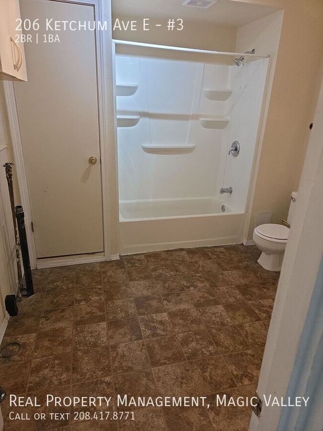 Building Photo - 206 Ketchum St E