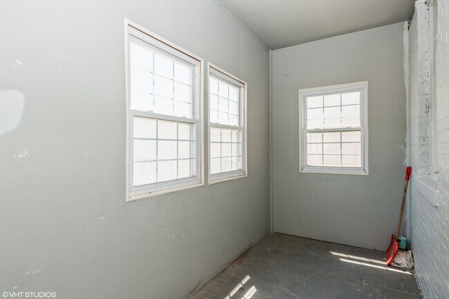 Building Photo - 1633 Oak Ave