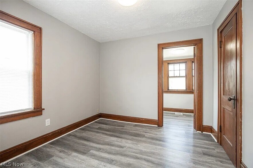 Building Photo - 10203 Greenview Ave