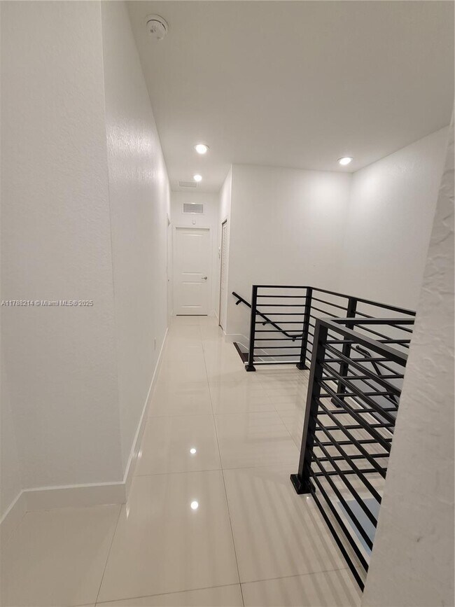 Building Photo - 492 SW 91st Pl