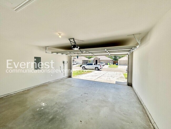 Building Photo - Modern Living with Fenced Yard and Garage Access  / 3 Bed & 2 Bath / Available Now!