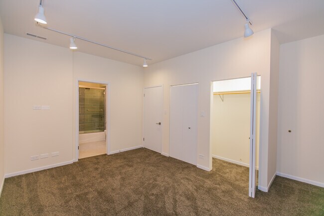 Building Photo - 2338 N Clark St