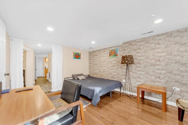 Building Photo - 2212 W Iowa St