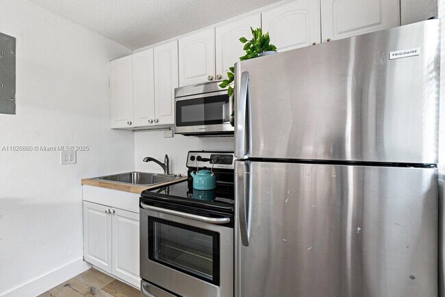 Building Photo - 815 Tequesta St