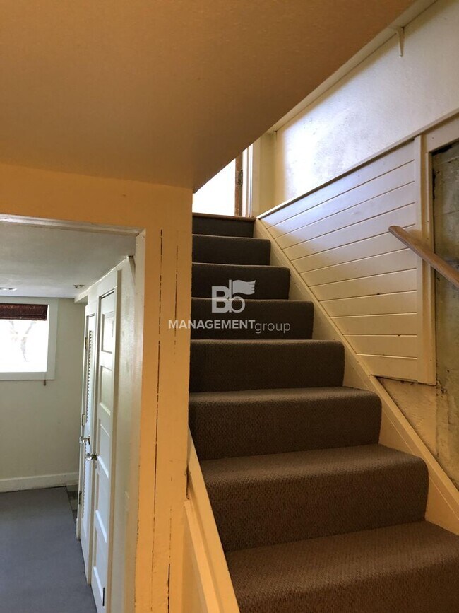 Building Photo - 2741 SW Old Orchard Rd