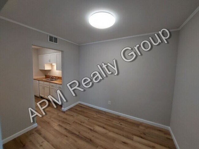 Building Photo - One bedroom in quiet Rosewood