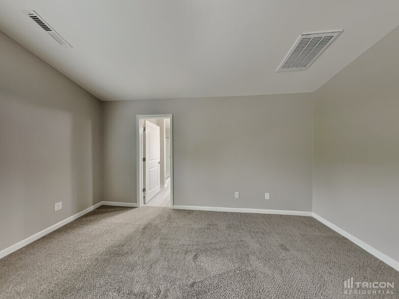 Building Photo - 200 Spring Knoll Dr