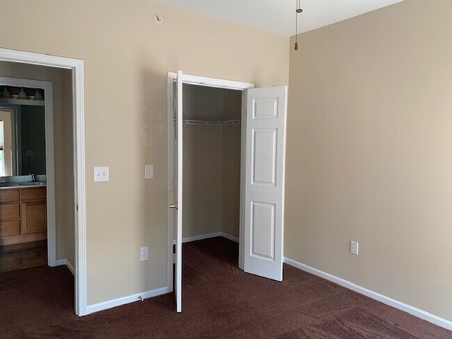 Building Photo - Beautiful Condo!