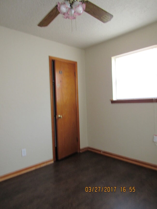 Building Photo - Pet Friendly Home!