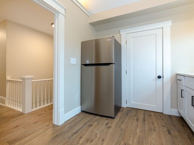 Building Photo - 4215 N Colonial Ave