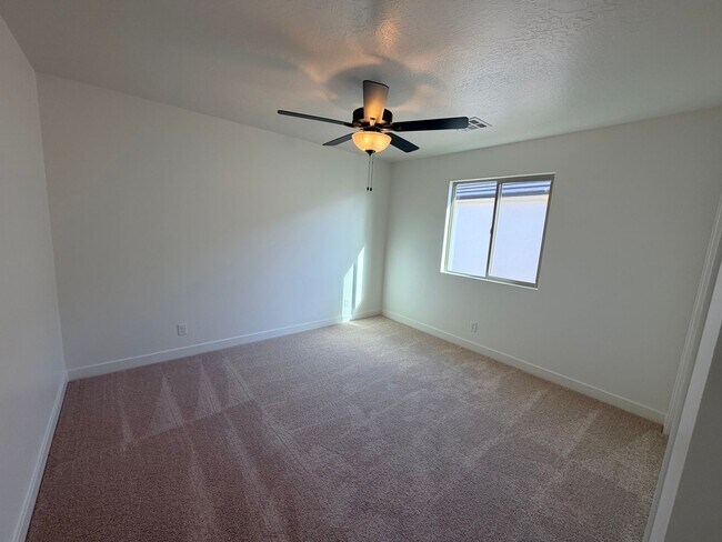 Building Photo - Beautiful Brand new 4 bedroom, 2.5 bathroom home in St George!