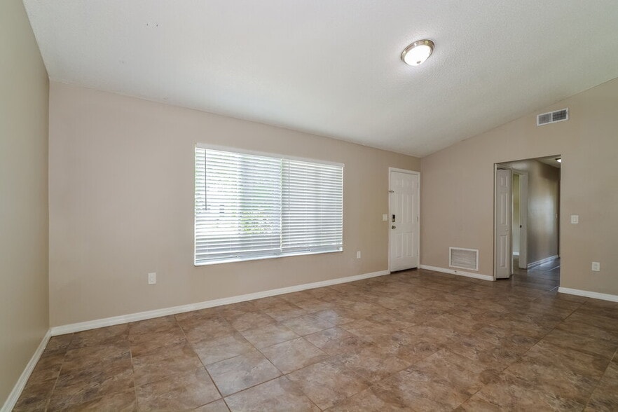 Building Photo - 5343 Broken Pine Cir
