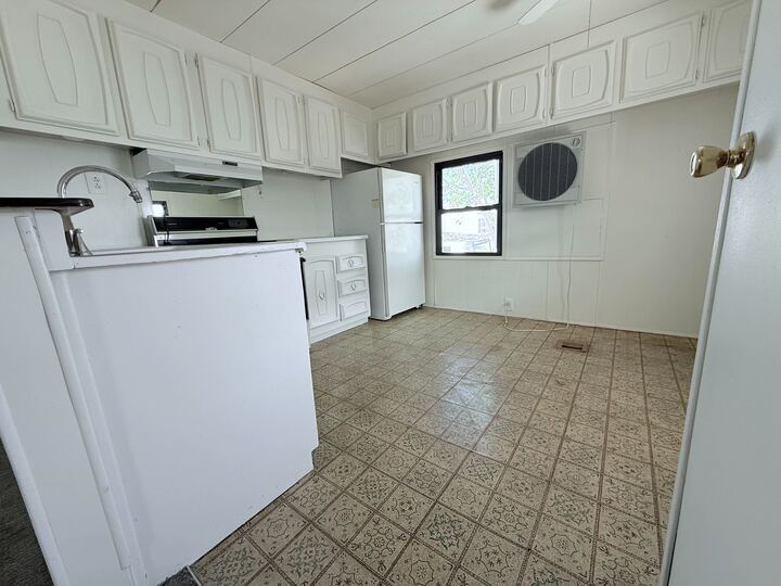 Building Photo - 3601 E Wyoming Ave