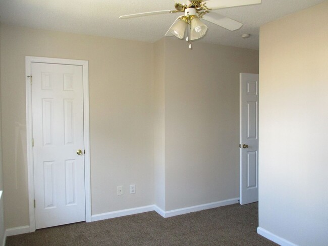 Building Photo - Lovely two bedroom, two and a half bathroo...