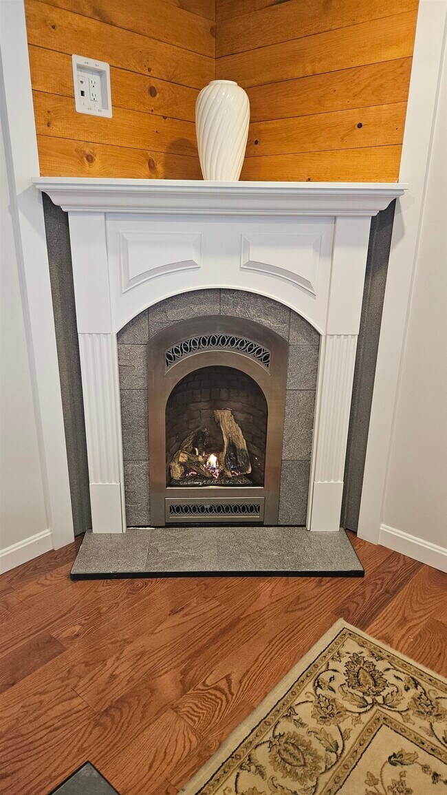 Building Photo - 1330 Lake St