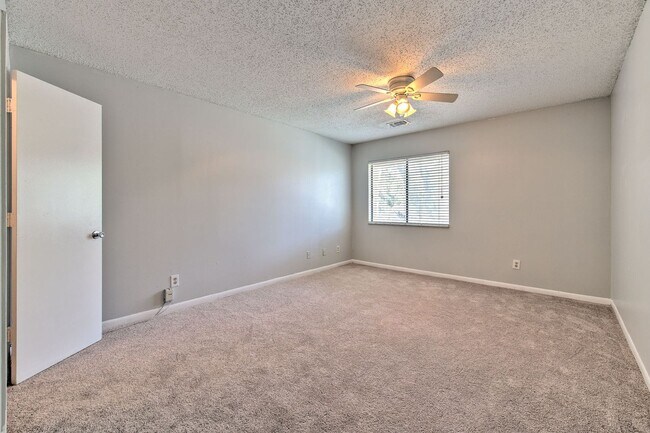 Building Photo - Nice and spacious condo on the 3rd with washer and dryer, near USF and I-75