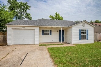 Building Photo - 2509 Parkcrest Dr