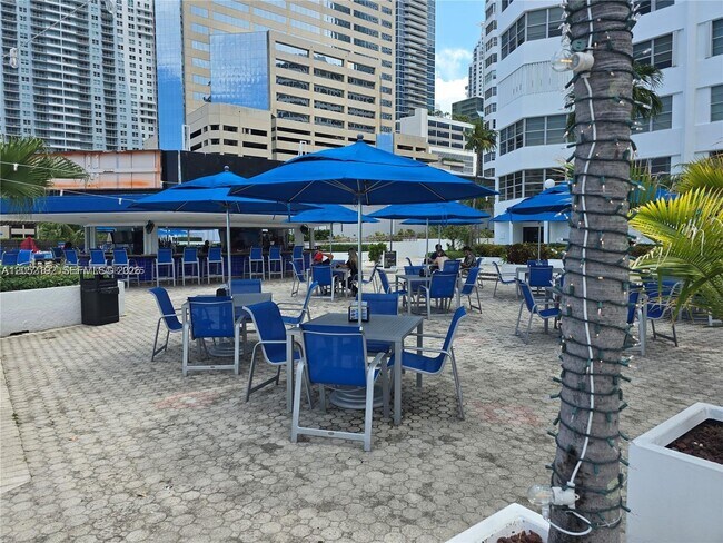 Building Photo - 825 Brickell Bay Dr