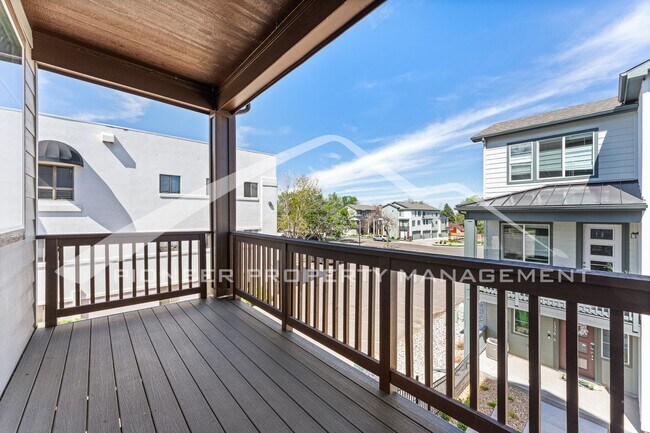 Building Photo - Gorgeous Townhouse with Washer/Dryer and C...