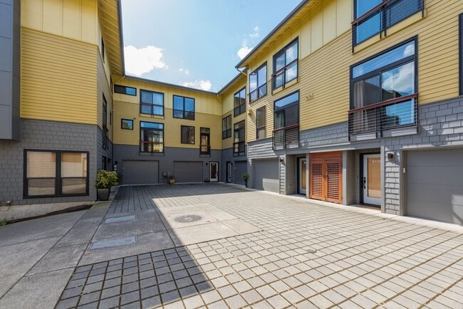 Building Photo - Luxury Three Bedroom Townhome in Johns Lan...