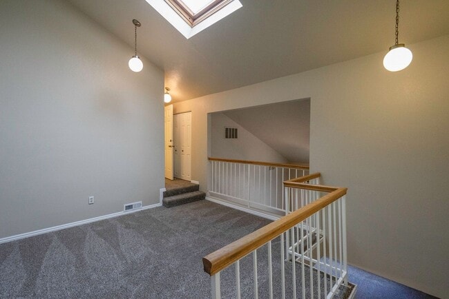 Building Photo - Spacious Updated Townhome in Downtown St. ...