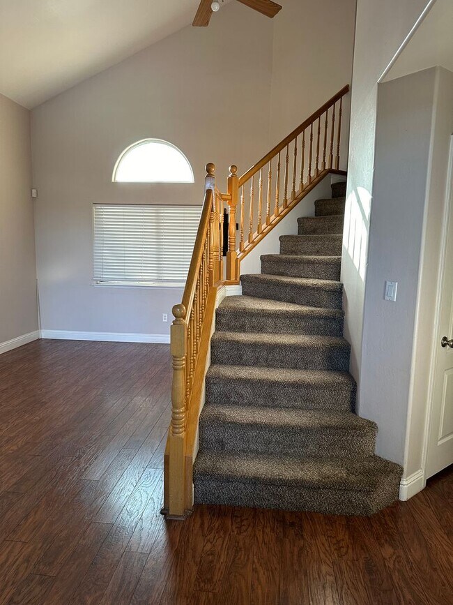 Building Photo - Two story home in Bakersfield