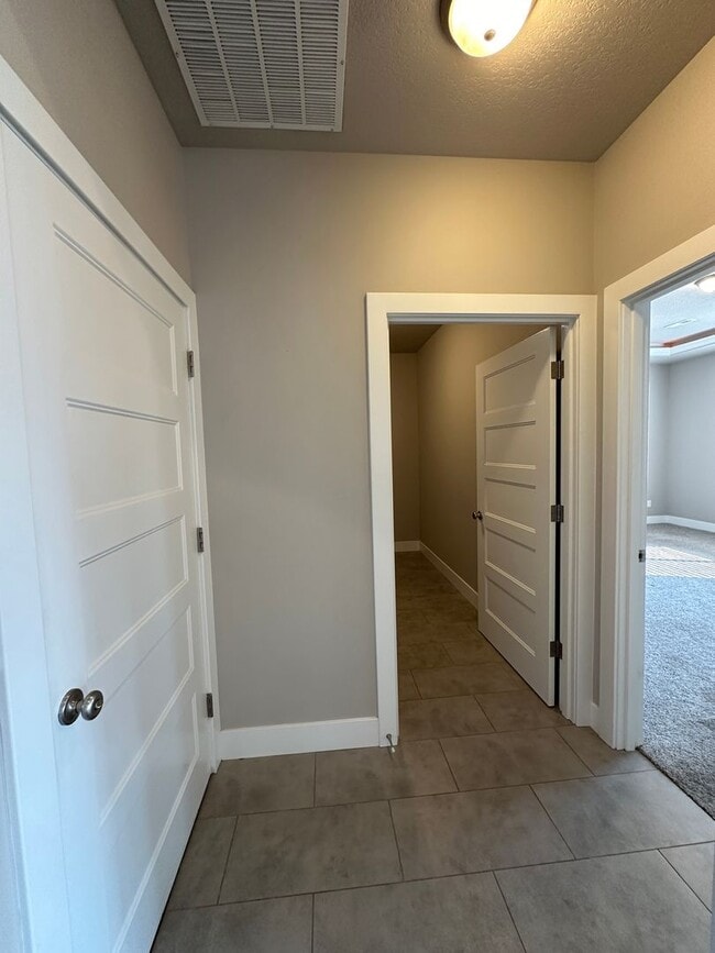 Building Photo - Centrally Located in Kennewick!