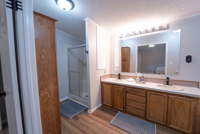 Building Photo - 2988 Lisa Dr